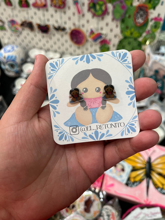 Muñeca stud earrings