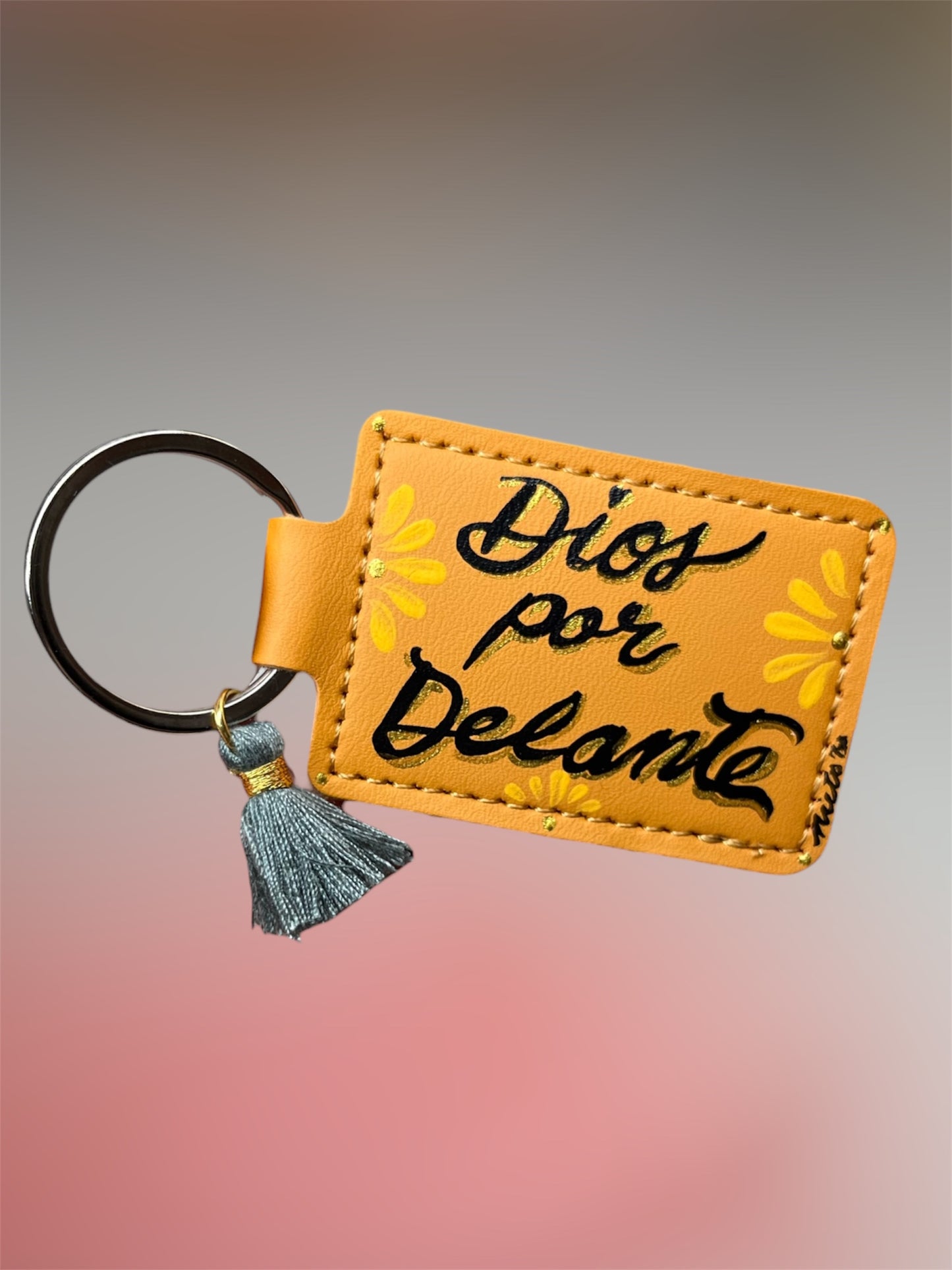 Dios por delante Keychain
