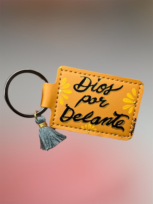 Dios por delante Keychain